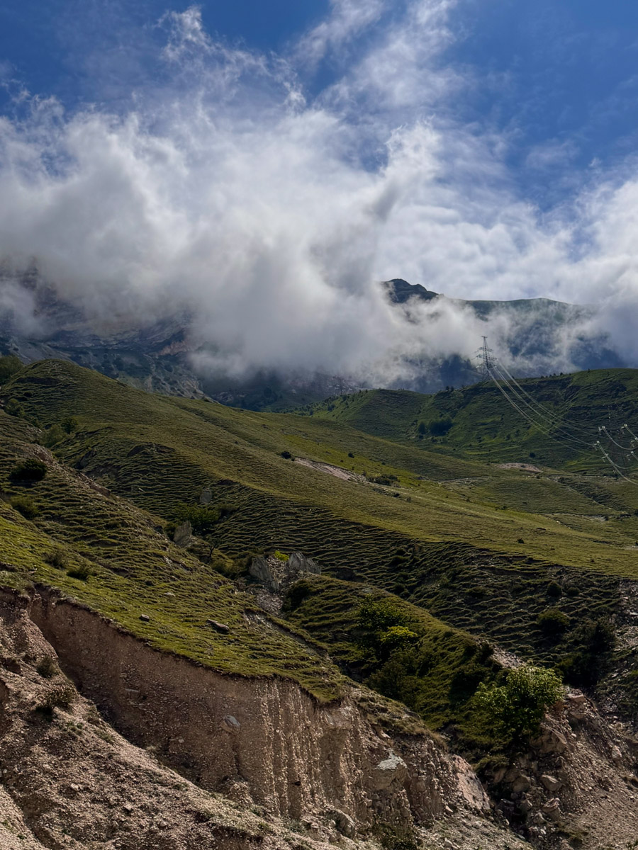 Есть места, где горы будто держат небо, а ветер врывается в сердце вместе с чувством свободы. Именно туда, в Дагестан, в край контрастов и древних легенд, отправились подруги из Владимира. Их путешествие оказалось похожим на фильм, в котором каждая сцена — новые открытия, настроение, образ.