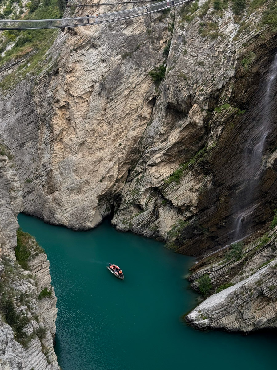 Есть места, где горы будто держат небо, а ветер врывается в сердце вместе с чувством свободы. Именно туда, в Дагестан, в край контрастов и древних легенд, отправились подруги из Владимира. Их путешествие оказалось похожим на фильм, в котором каждая сцена — новые открытия, настроение, образ.