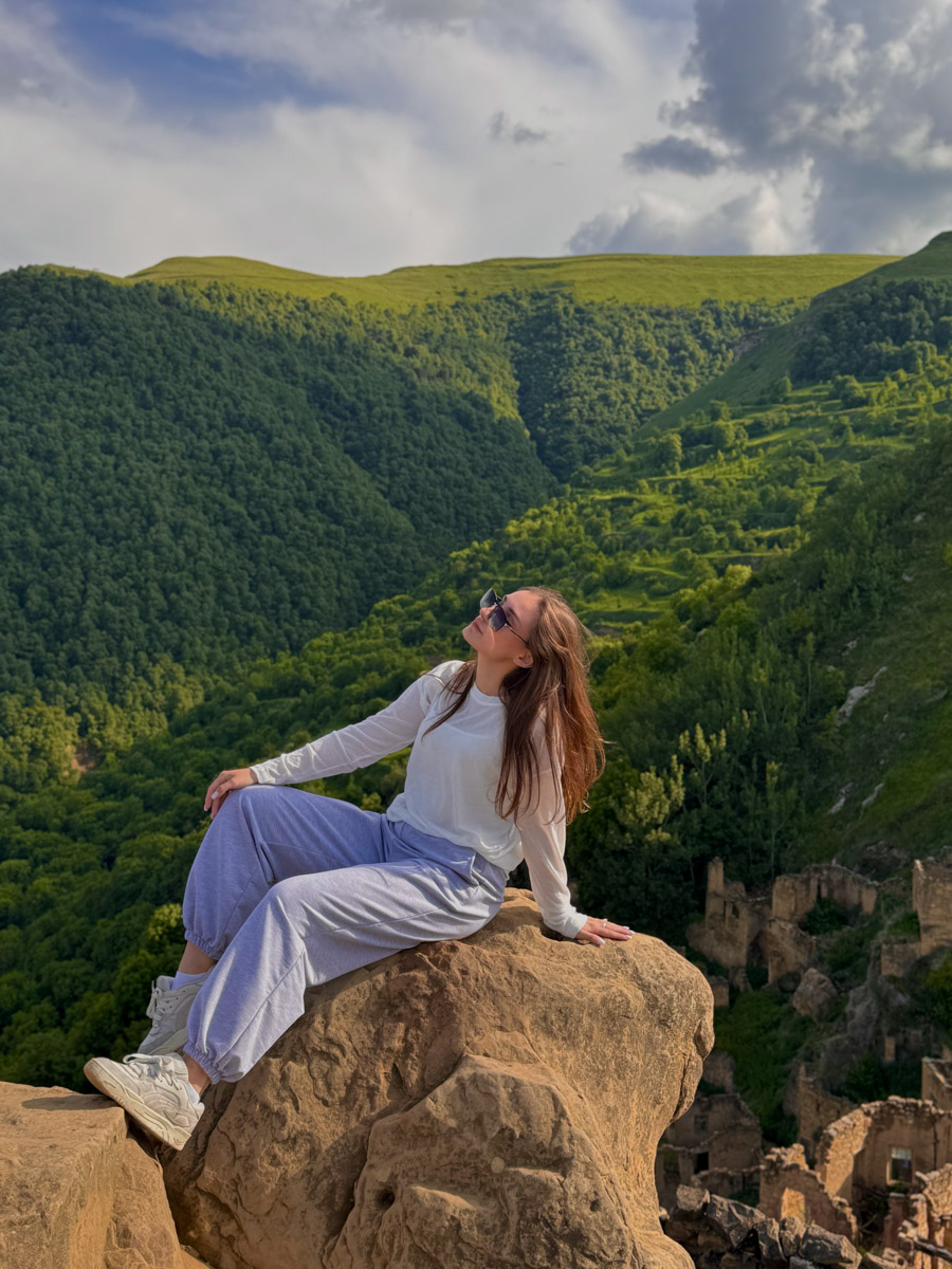 Есть места, где горы будто держат небо, а ветер врывается в сердце вместе с чувством свободы. Именно туда, в Дагестан, в край контрастов и древних легенд, отправились подруги из Владимира. Их путешествие оказалось похожим на фильм, в котором каждая сцена — новые открытия, настроение, образ.