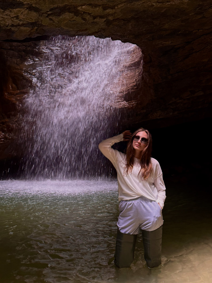 Есть места, где горы будто держат небо, а ветер врывается в сердце вместе с чувством свободы. Именно туда, в Дагестан, в край контрастов и древних легенд, отправились подруги из Владимира. Их путешествие оказалось похожим на фильм, в котором каждая сцена — новые открытия, настроение, образ.