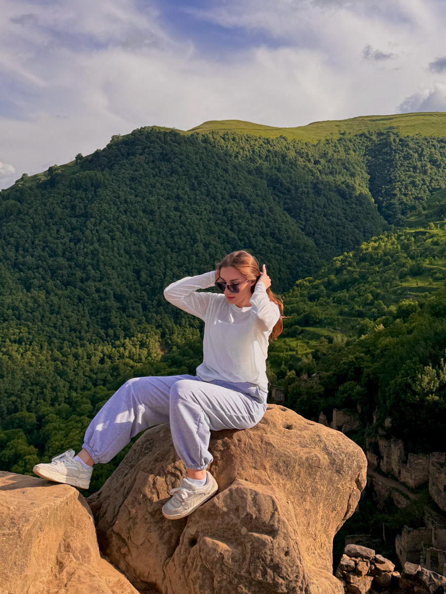 Есть места, где горы будто держат небо, а ветер врывается в сердце вместе с чувством свободы. Именно туда, в Дагестан, в край контрастов и древних легенд, отправились подруги из Владимира. Их путешествие оказалось похожим на фильм, в котором каждая сцена — новые открытия, настроение, образ.