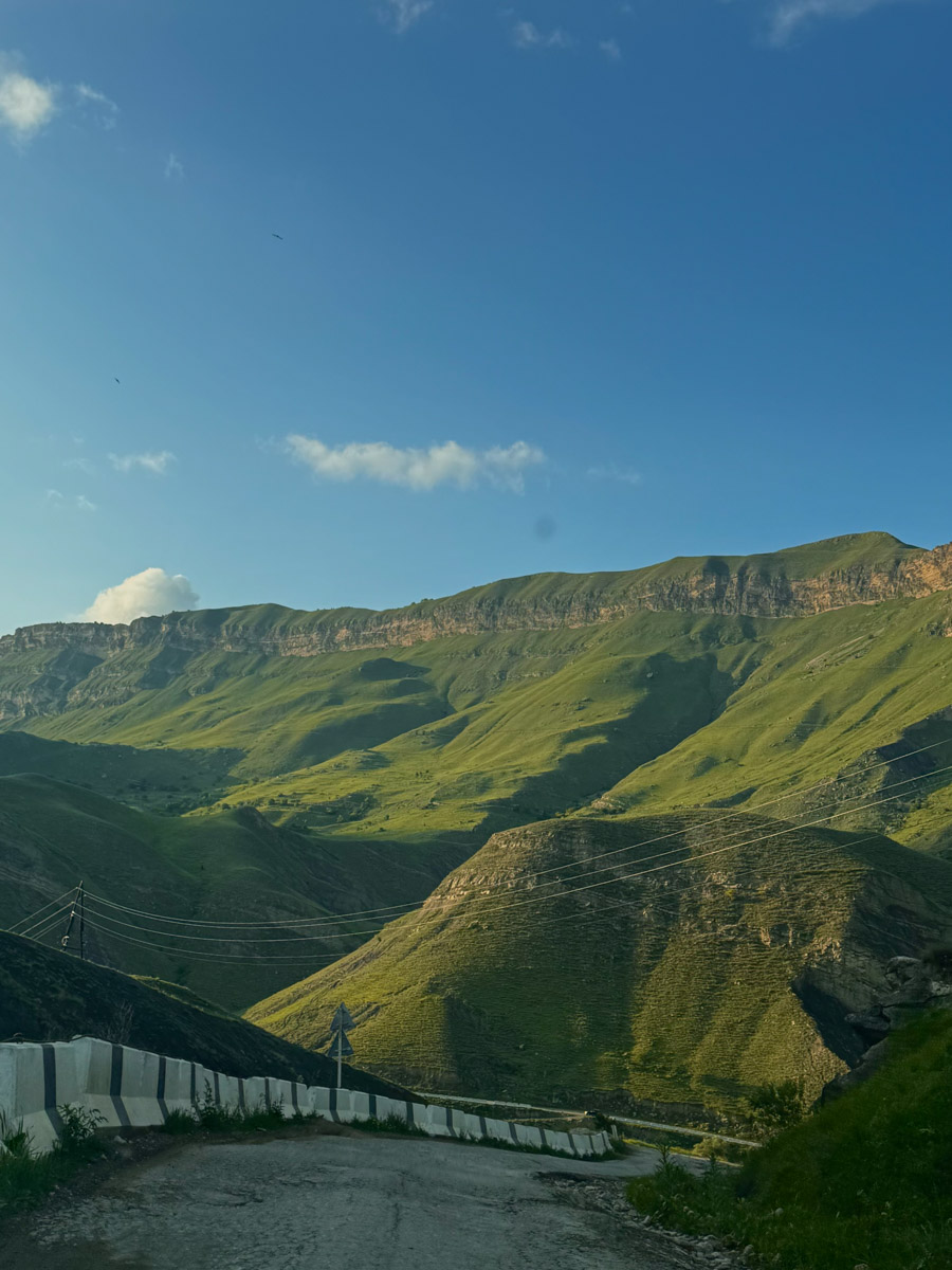 Есть места, где горы будто держат небо, а ветер врывается в сердце вместе с чувством свободы. Именно туда, в Дагестан, в край контрастов и древних легенд, отправились подруги из Владимира. Их путешествие оказалось похожим на фильм, в котором каждая сцена — новые открытия, настроение, образ.