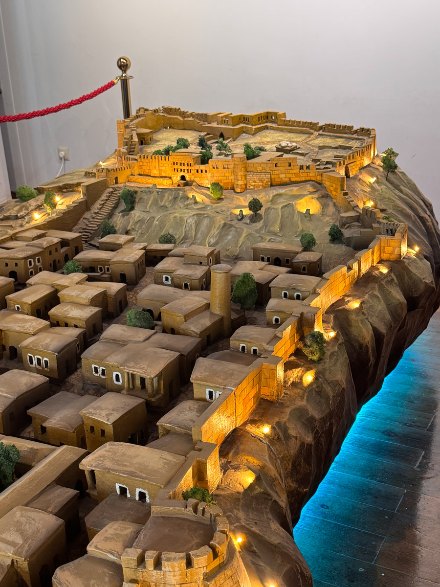 Есть места, где горы будто держат небо, а ветер врывается в сердце вместе с чувством свободы. Именно туда, в Дагестан, в край контрастов и древних легенд, отправились подруги из Владимира. Их путешествие оказалось похожим на фильм, в котором каждая сцена — новые открытия, настроение, образ.