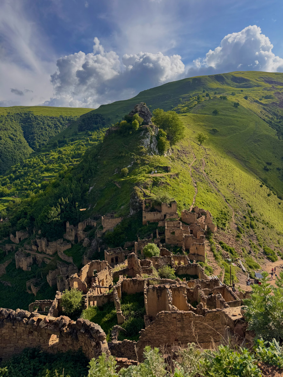 Есть места, где горы будто держат небо, а ветер врывается в сердце вместе с чувством свободы. Именно туда, в Дагестан, в край контрастов и древних легенд, отправились подруги из Владимира. Их путешествие оказалось похожим на фильм, в котором каждая сцена — новые открытия, настроение, образ.