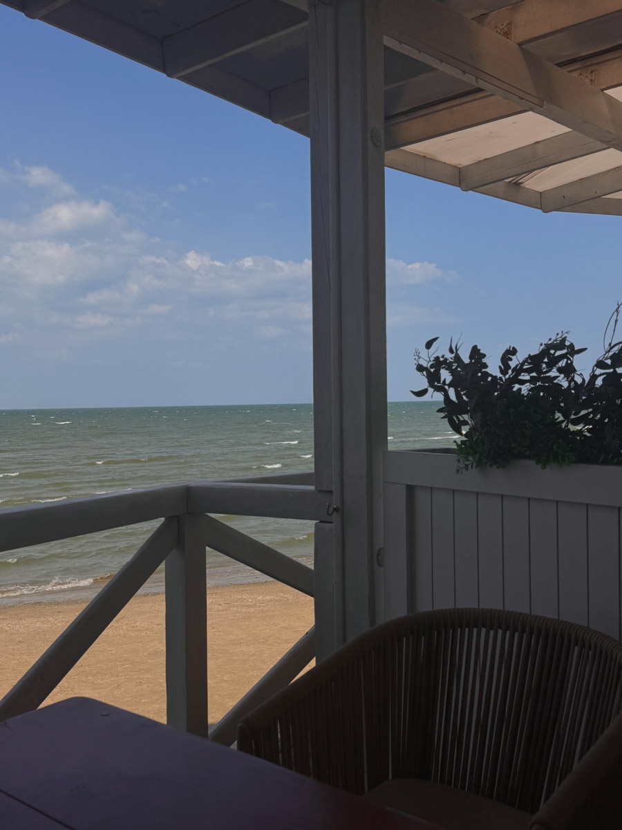 Есть места, где горы будто держат небо, а ветер врывается в сердце вместе с чувством свободы. Именно туда, в Дагестан, в край контрастов и древних легенд, отправились подруги из Владимира. Их путешествие оказалось похожим на фильм, в котором каждая сцена — новые открытия, настроение, образ.