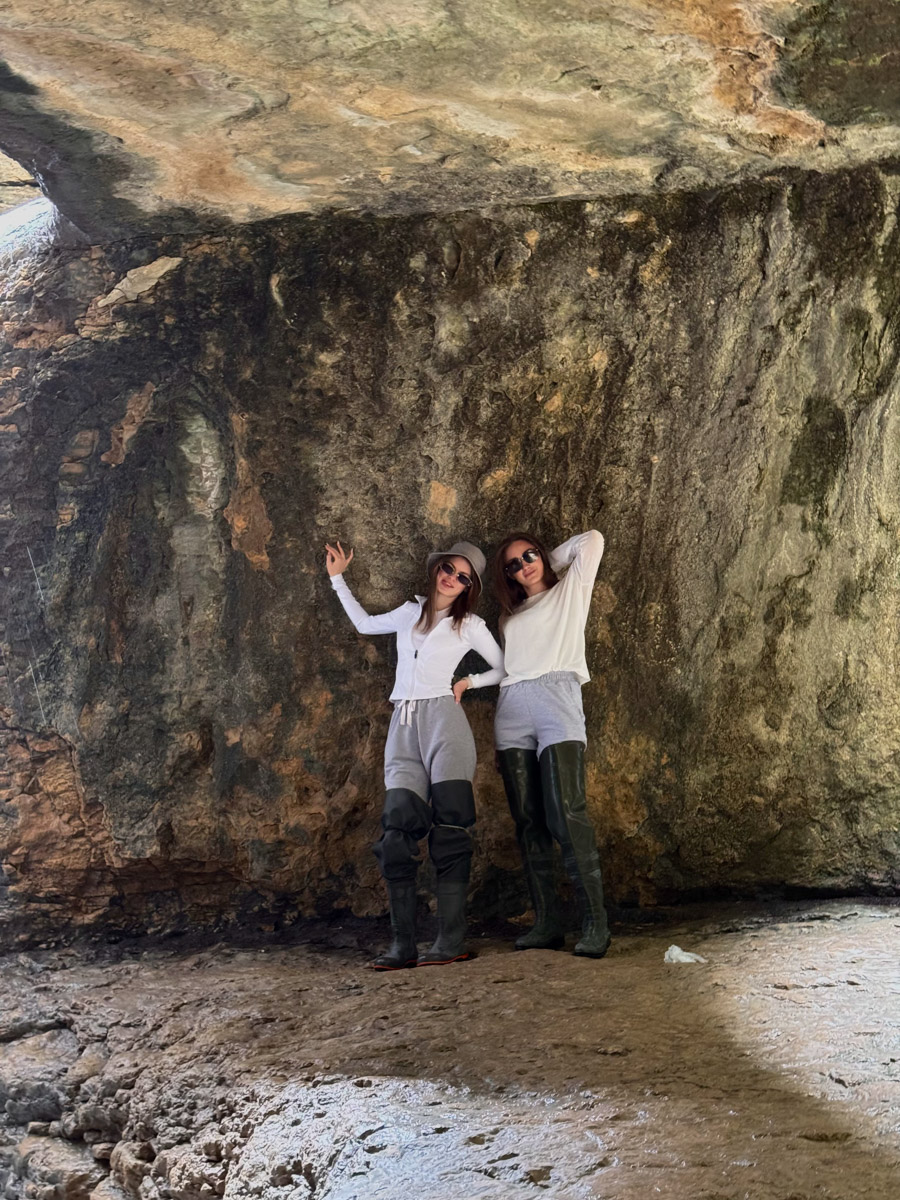 Есть места, где горы будто держат небо, а ветер врывается в сердце вместе с чувством свободы. Именно туда, в Дагестан, в край контрастов и древних легенд, отправились подруги из Владимира. Их путешествие оказалось похожим на фильм, в котором каждая сцена — новые открытия, настроение, образ.