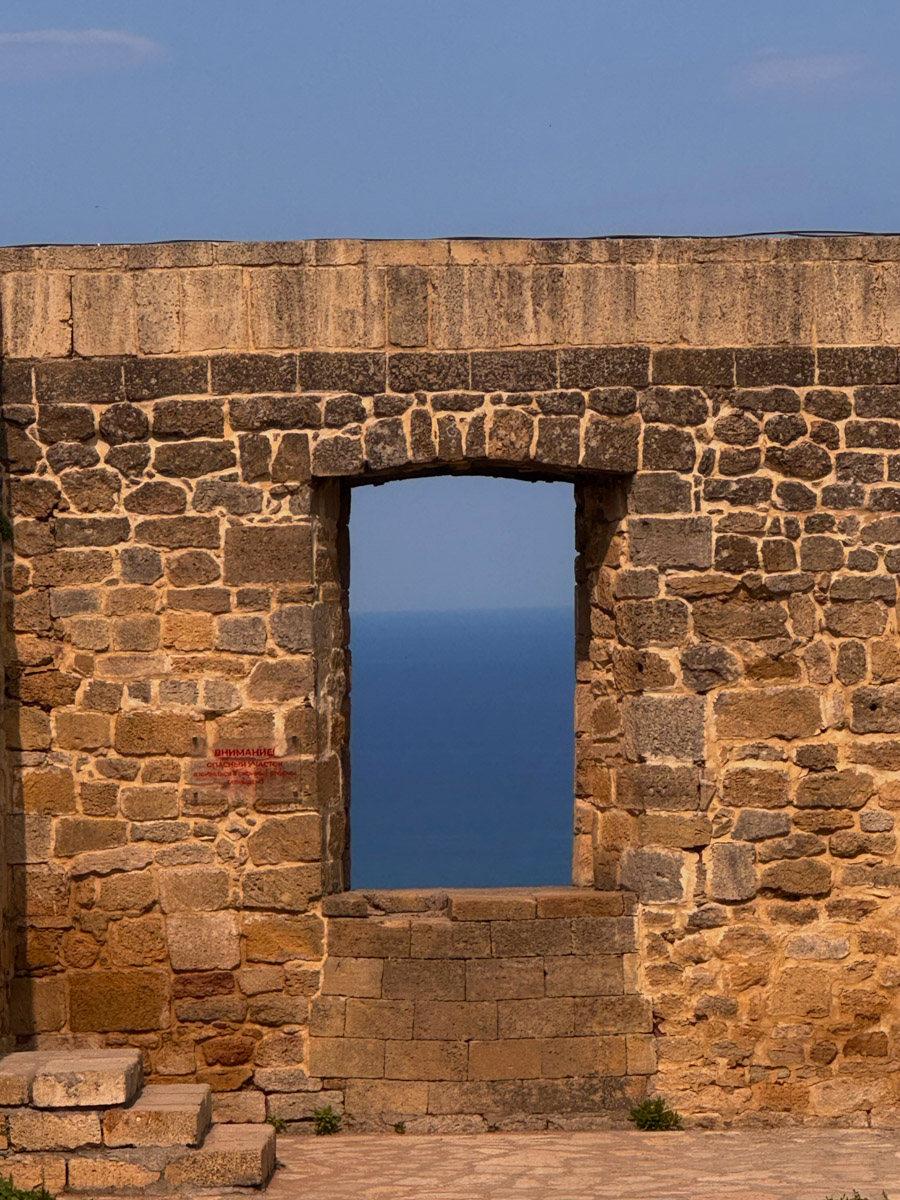 Есть места, где горы будто держат небо, а ветер врывается в сердце вместе с чувством свободы. Именно туда, в Дагестан, в край контрастов и древних легенд, отправились подруги из Владимира. Их путешествие оказалось похожим на фильм, в котором каждая сцена — новые открытия, настроение, образ.