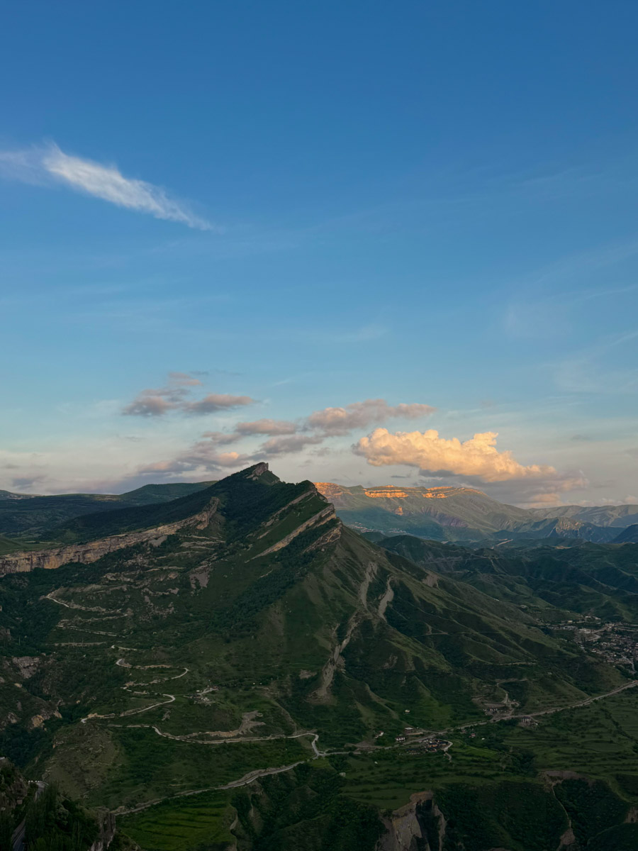 Есть места, где горы будто держат небо, а ветер врывается в сердце вместе с чувством свободы. Именно туда, в Дагестан, в край контрастов и древних легенд, отправились подруги из Владимира. Их путешествие оказалось похожим на фильм, в котором каждая сцена — новые открытия, настроение, образ.
