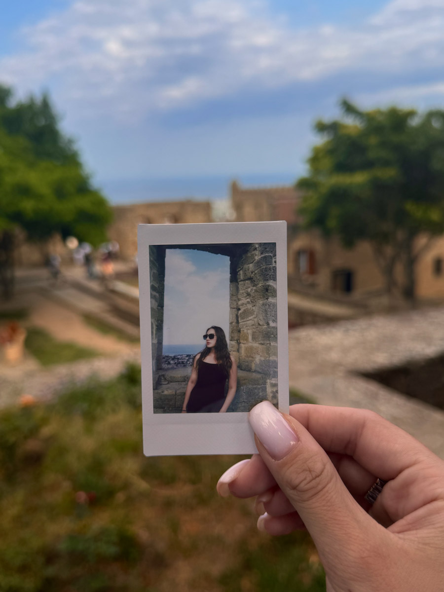 Есть места, где горы будто держат небо, а ветер врывается в сердце вместе с чувством свободы. Именно туда, в Дагестан, в край контрастов и древних легенд, отправились подруги из Владимира. Их путешествие оказалось похожим на фильм, в котором каждая сцена — новые открытия, настроение, образ.