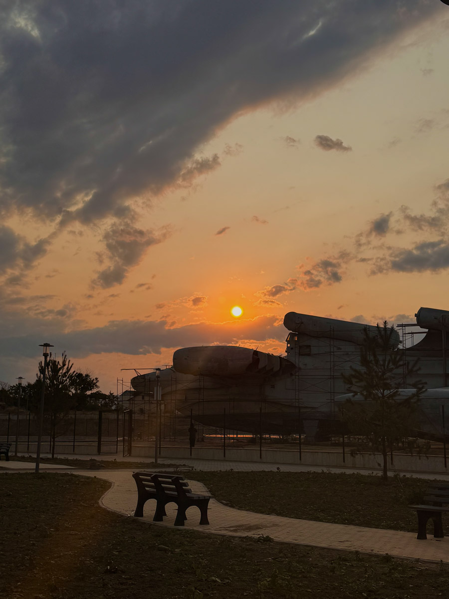 Есть места, где горы будто держат небо, а ветер врывается в сердце вместе с чувством свободы. Именно туда, в Дагестан, в край контрастов и древних легенд, отправились подруги из Владимира. Их путешествие оказалось похожим на фильм, в котором каждая сцена — новые открытия, настроение, образ.