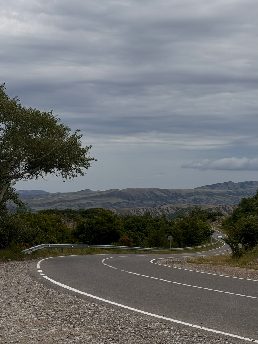 Есть места, где горы будто держат небо, а ветер врывается в сердце вместе с чувством свободы. Именно туда, в Дагестан, в край контрастов и древних легенд, отправились подруги из Владимира. Их путешествие оказалось похожим на фильм, в котором каждая сцена — новые открытия, настроение, образ.