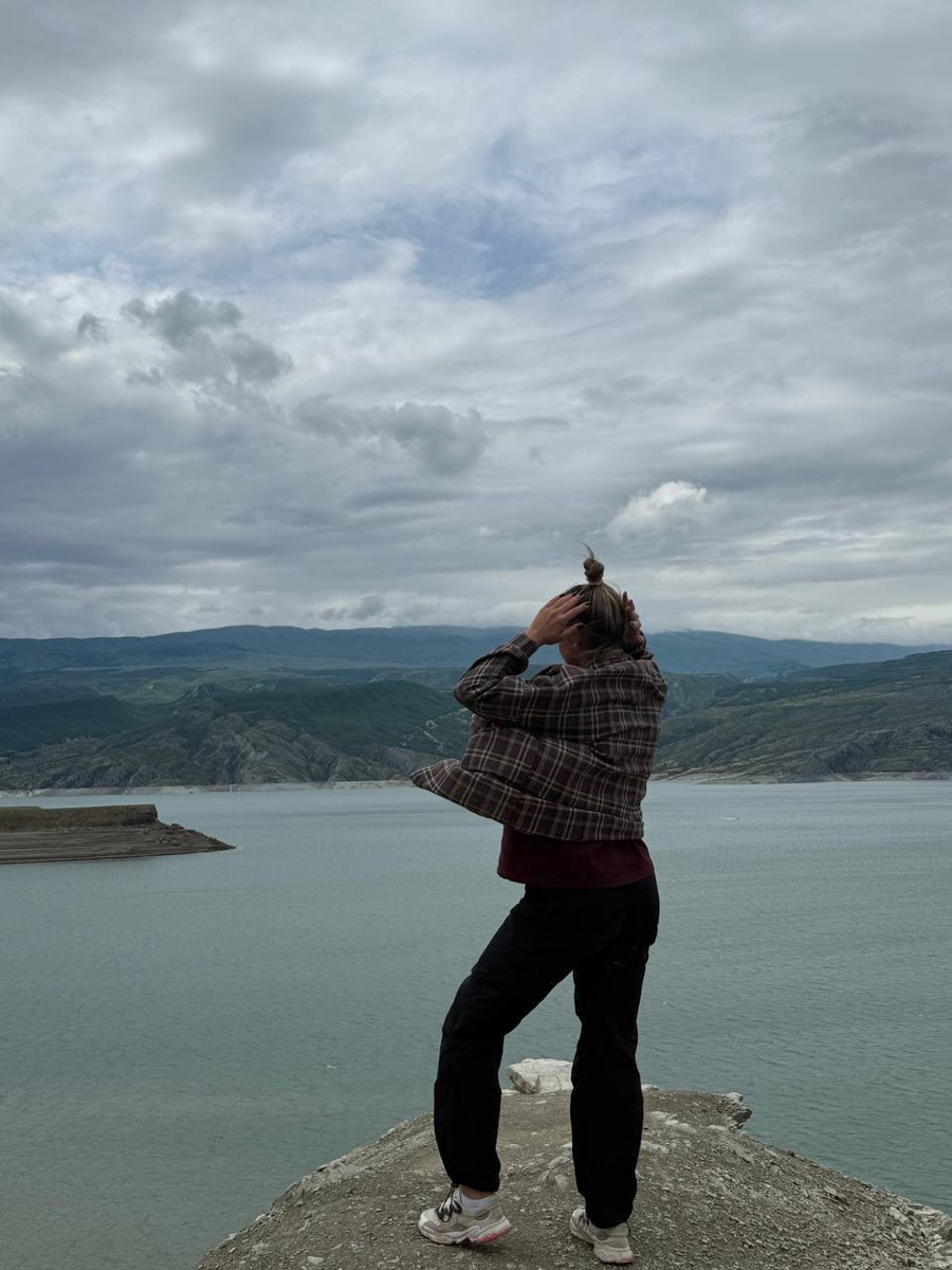 Есть места, где горы будто держат небо, а ветер врывается в сердце вместе с чувством свободы. Именно туда, в Дагестан, в край контрастов и древних легенд, отправились подруги из Владимира. Их путешествие оказалось похожим на фильм, в котором каждая сцена — новые открытия, настроение, образ.