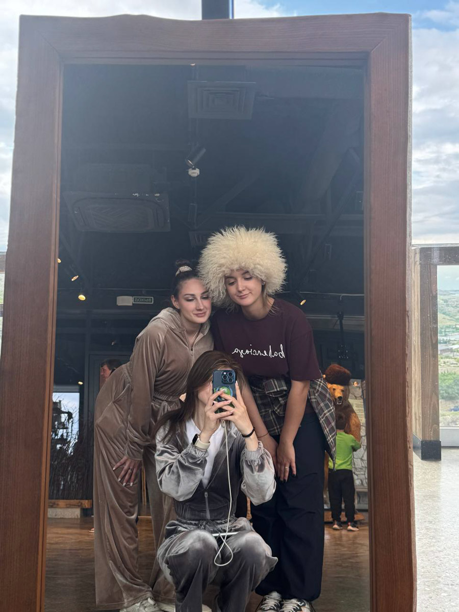 Есть места, где горы будто держат небо, а ветер врывается в сердце вместе с чувством свободы. Именно туда, в Дагестан, в край контрастов и древних легенд, отправились подруги из Владимира. Их путешествие оказалось похожим на фильм, в котором каждая сцена — новые открытия, настроение, образ.