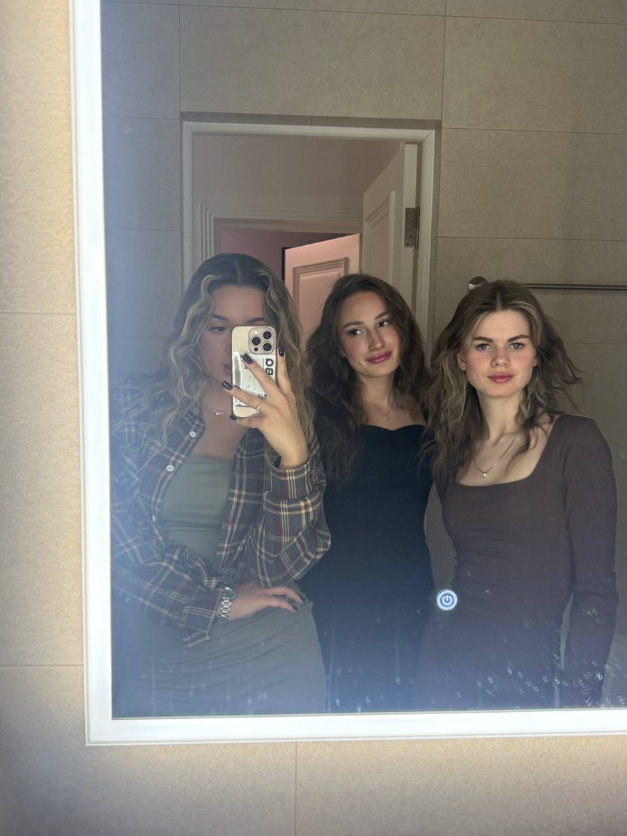 Есть места, где горы будто держат небо, а ветер врывается в сердце вместе с чувством свободы. Именно туда, в Дагестан, в край контрастов и древних легенд, отправились подруги из Владимира. Их путешествие оказалось похожим на фильм, в котором каждая сцена — новые открытия, настроение, образ.