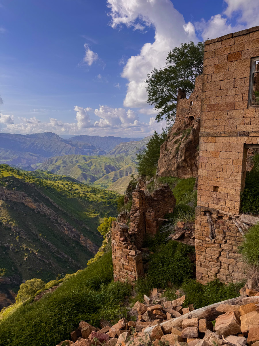 Есть места, где горы будто держат небо, а ветер врывается в сердце вместе с чувством свободы. Именно туда, в Дагестан, в край контрастов и древних легенд, отправились подруги из Владимира. Их путешествие оказалось похожим на фильм, в котором каждая сцена — новые открытия, настроение, образ.