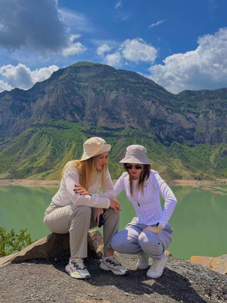 Есть места, где горы будто держат небо, а ветер врывается в сердце вместе с чувством свободы. Именно туда, в Дагестан, в край контрастов и древних легенд, отправились подруги из Владимира. Их путешествие оказалось похожим на фильм, в котором каждая сцена — новые открытия, настроение, образ.