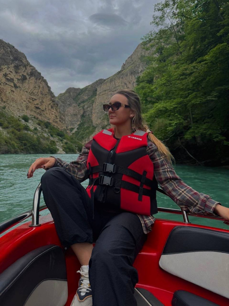 Есть места, где горы будто держат небо, а ветер врывается в сердце вместе с чувством свободы. Именно туда, в Дагестан, в край контрастов и древних легенд, отправились подруги из Владимира. Их путешествие оказалось похожим на фильм, в котором каждая сцена — новые открытия, настроение, образ.