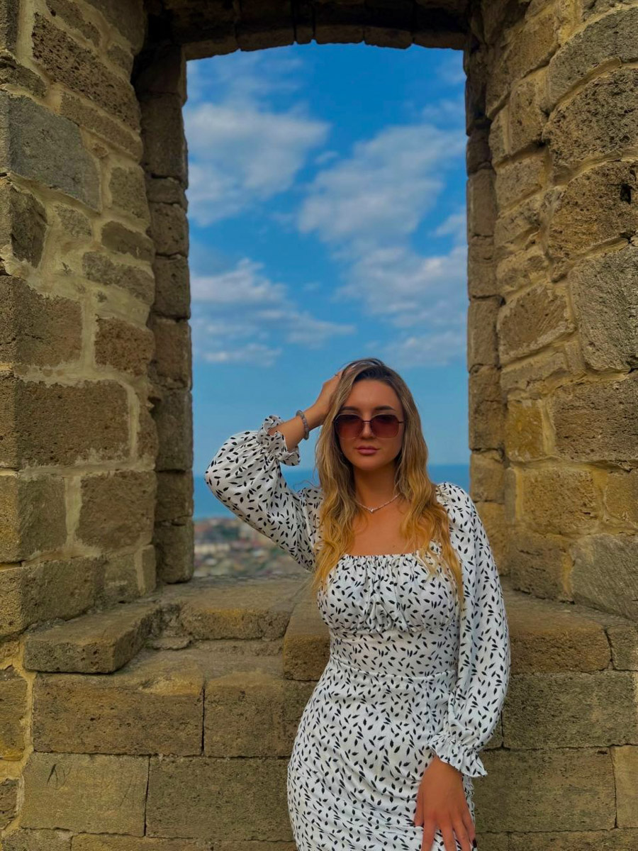 Есть места, где горы будто держат небо, а ветер врывается в сердце вместе с чувством свободы. Именно туда, в Дагестан, в край контрастов и древних легенд, отправились подруги из Владимира. Их путешествие оказалось похожим на фильм, в котором каждая сцена — новые открытия, настроение, образ.