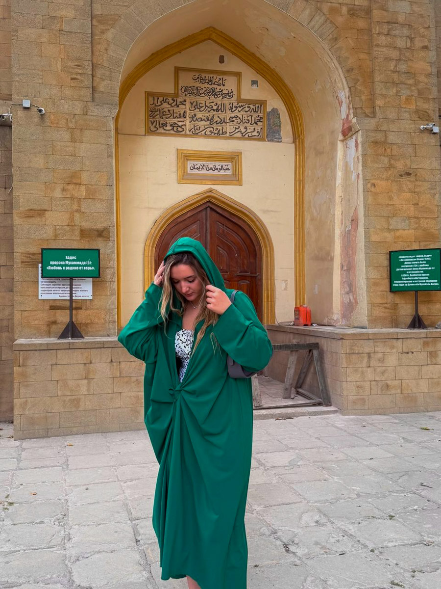 Есть места, где горы будто держат небо, а ветер врывается в сердце вместе с чувством свободы. Именно туда, в Дагестан, в край контрастов и древних легенд, отправились подруги из Владимира. Их путешествие оказалось похожим на фильм, в котором каждая сцена — новые открытия, настроение, образ.