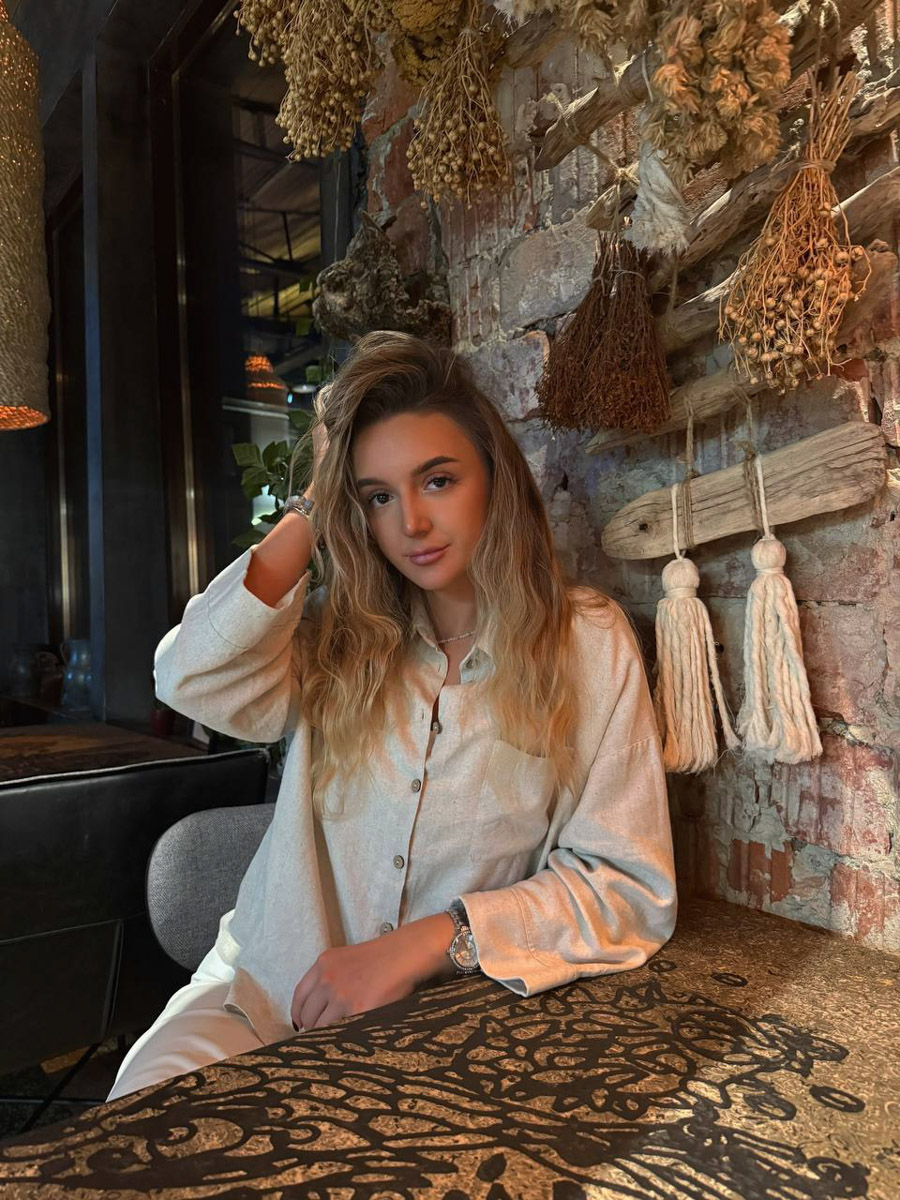 Есть места, где горы будто держат небо, а ветер врывается в сердце вместе с чувством свободы. Именно туда, в Дагестан, в край контрастов и древних легенд, отправились подруги из Владимира. Их путешествие оказалось похожим на фильм, в котором каждая сцена — новые открытия, настроение, образ.