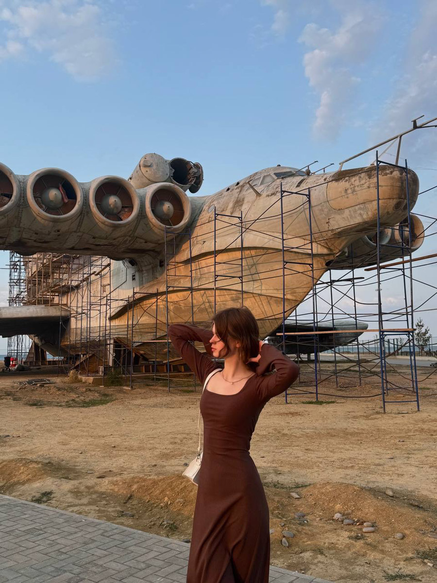 Есть места, где горы будто держат небо, а ветер врывается в сердце вместе с чувством свободы. Именно туда, в Дагестан, в край контрастов и древних легенд, отправились подруги из Владимира. Их путешествие оказалось похожим на фильм, в котором каждая сцена — новые открытия, настроение, образ.