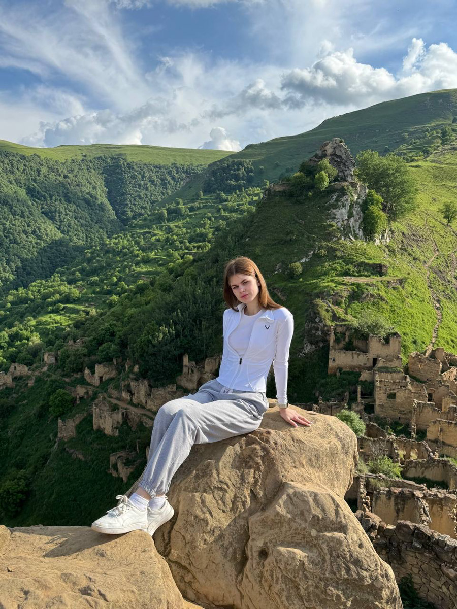 Есть места, где горы будто держат небо, а ветер врывается в сердце вместе с чувством свободы. Именно туда, в Дагестан, в край контрастов и древних легенд, отправились подруги из Владимира. Их путешествие оказалось похожим на фильм, в котором каждая сцена — новые открытия, настроение, образ.