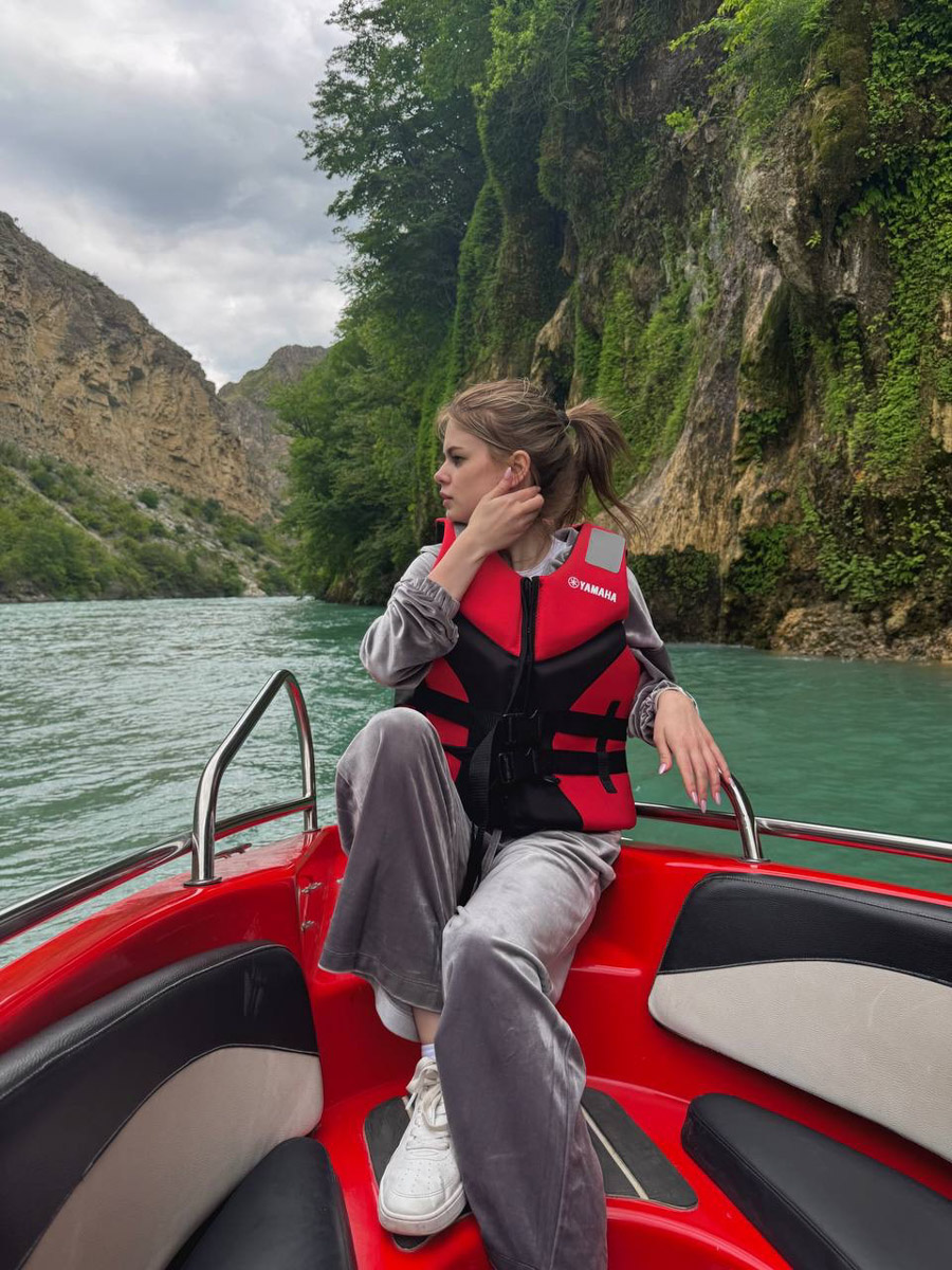 Есть места, где горы будто держат небо, а ветер врывается в сердце вместе с чувством свободы. Именно туда, в Дагестан, в край контрастов и древних легенд, отправились подруги из Владимира. Их путешествие оказалось похожим на фильм, в котором каждая сцена — новые открытия, настроение, образ.