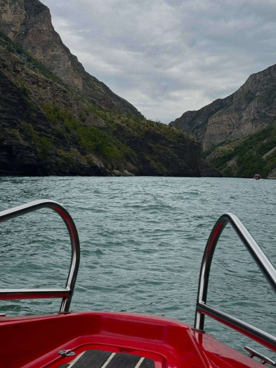 Есть места, где горы будто держат небо, а ветер врывается в сердце вместе с чувством свободы. Именно туда, в Дагестан, в край контрастов и древних легенд, отправились подруги из Владимира. Их путешествие оказалось похожим на фильм, в котором каждая сцена — новые открытия, настроение, образ.