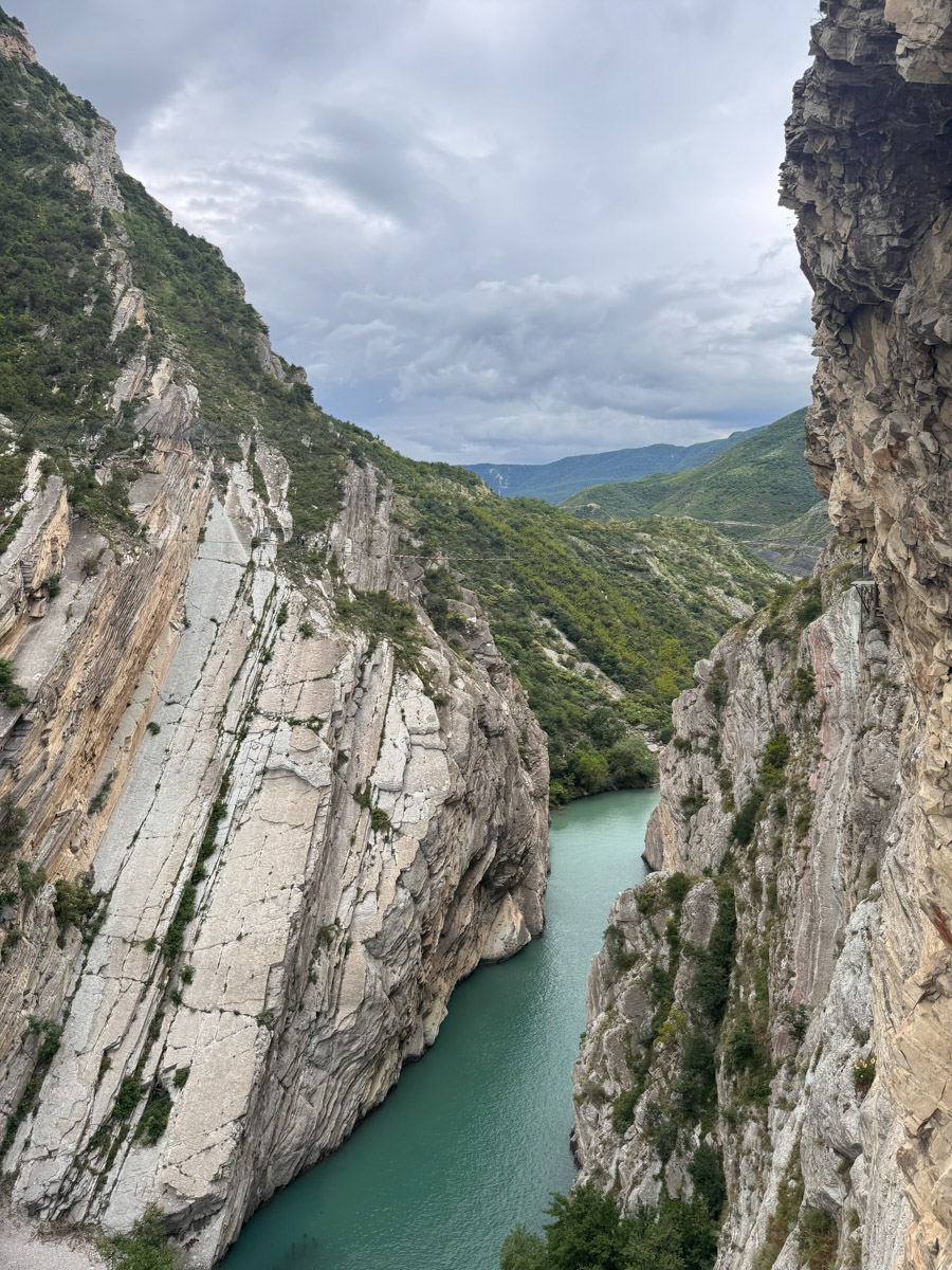 Есть места, где горы будто держат небо, а ветер врывается в сердце вместе с чувством свободы. Именно туда, в Дагестан, в край контрастов и древних легенд, отправились подруги из Владимира. Их путешествие оказалось похожим на фильм, в котором каждая сцена — новые открытия, настроение, образ.