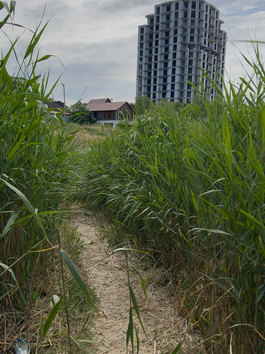 Есть места, где горы будто держат небо, а ветер врывается в сердце вместе с чувством свободы. Именно туда, в Дагестан, в край контрастов и древних легенд, отправились подруги из Владимира. Их путешествие оказалось похожим на фильм, в котором каждая сцена — новые открытия, настроение, образ.
