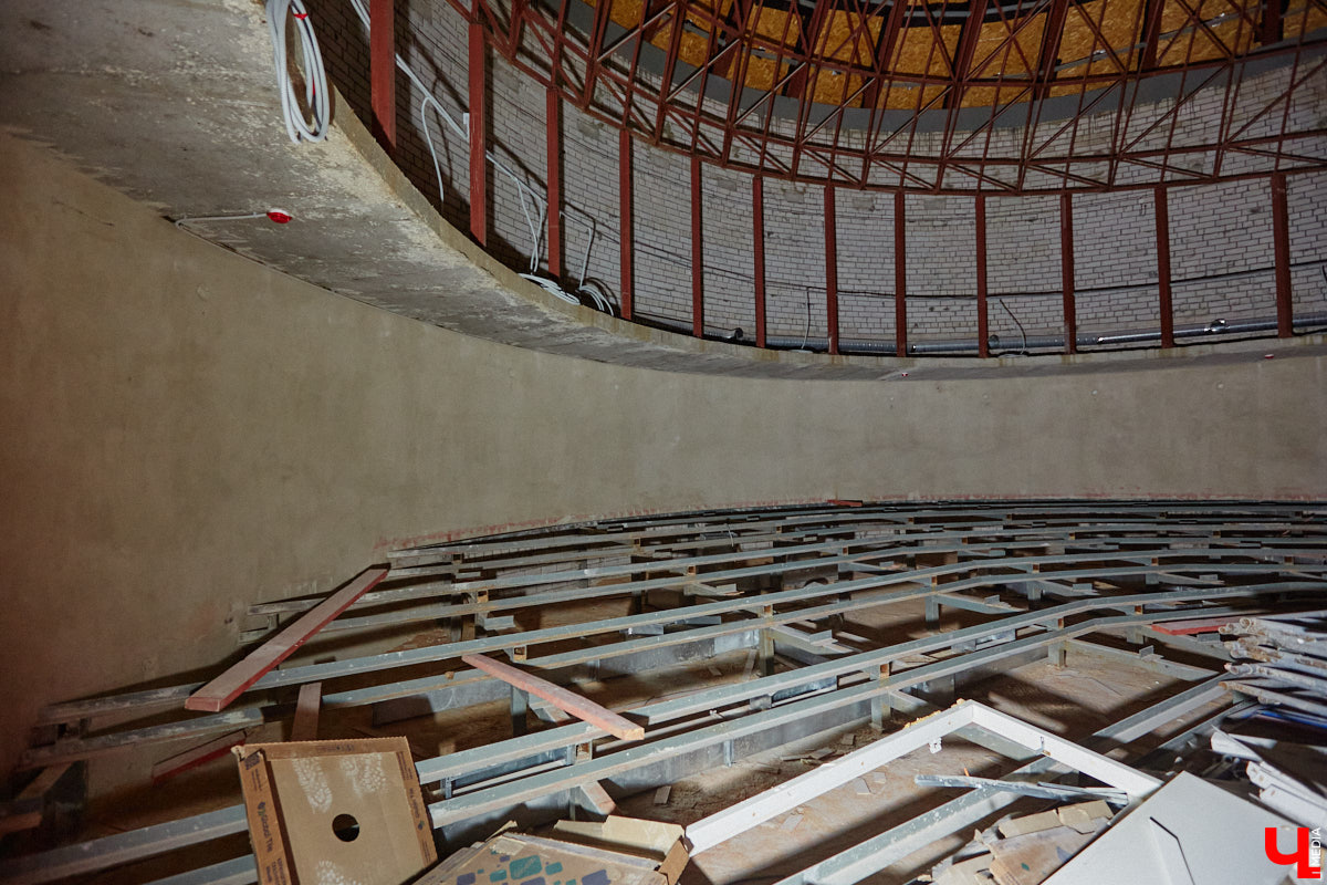 Владимирский планетарий готовится к переезду из Николо-Кремлевской церкви в здание «Звездного дома». Сейчас на финише отделочные работы в рамках первого этапа реконструкции. Впереди монтаж оборудования и обустройство купольного зала. Как сейчас выглядит будущий космический центр, выяснил «Ключ-Медиа».