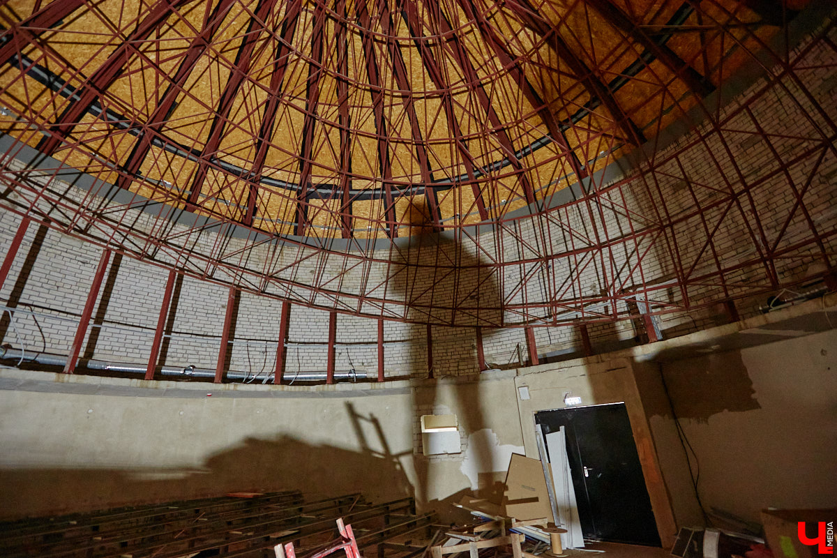 Владимирский планетарий готовится к переезду из Николо-Кремлевской церкви в здание «Звездного дома». Сейчас на финише отделочные работы в рамках первого этапа реконструкции. Впереди монтаж оборудования и обустройство купольного зала. Как сейчас выглядит будущий космический центр, выяснил «Ключ-Медиа».