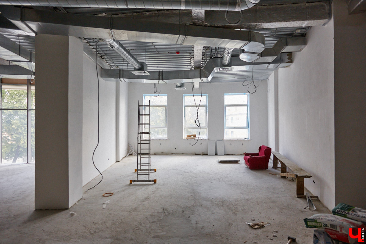 Владимирский планетарий готовится к переезду из Николо-Кремлевской церкви в здание «Звездного дома». Сейчас на финише отделочные работы в рамках первого этапа реконструкции. Впереди монтаж оборудования и обустройство купольного зала. Как сейчас выглядит будущий космический центр, выяснил «Ключ-Медиа».