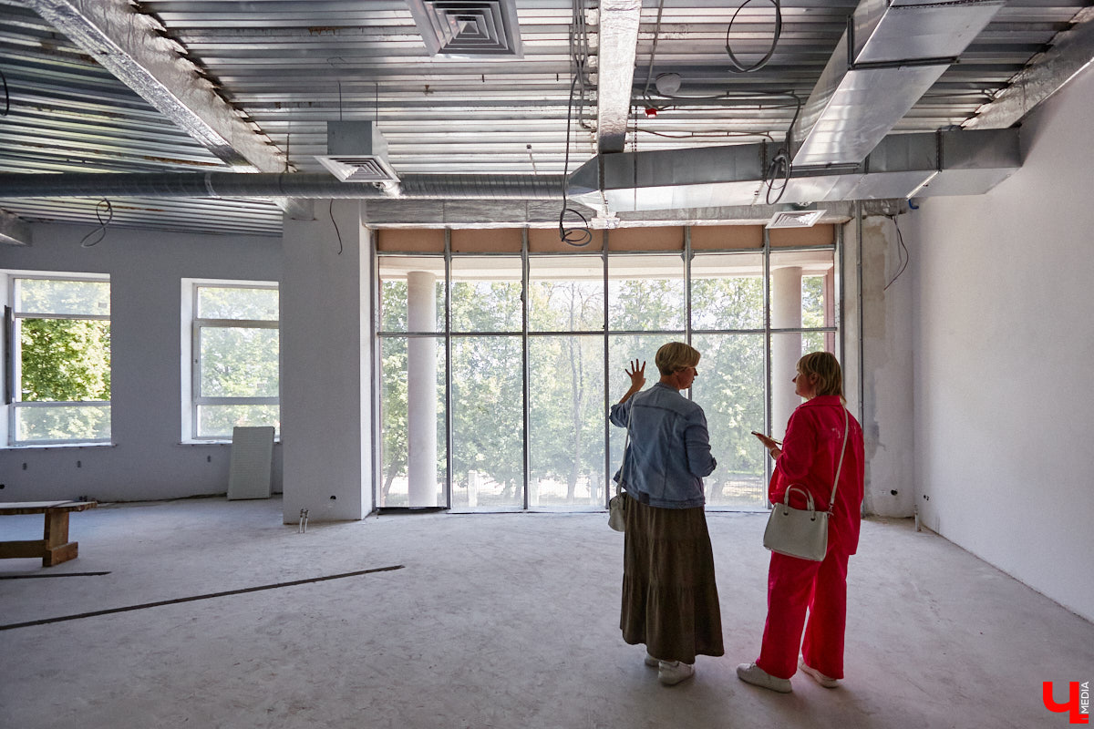 Владимирский планетарий готовится к переезду из Николо-Кремлевской церкви в здание «Звездного дома». Сейчас на финише отделочные работы в рамках первого этапа реконструкции. Впереди монтаж оборудования и обустройство купольного зала. Как сейчас выглядит будущий космический центр, выяснил «Ключ-Медиа».