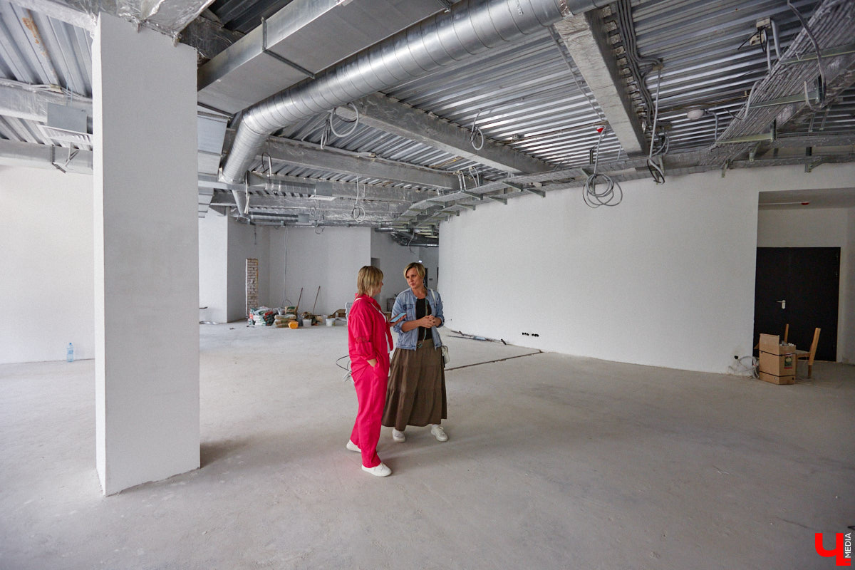 Владимирский планетарий готовится к переезду из Николо-Кремлевской церкви в здание «Звездного дома». Сейчас на финише отделочные работы в рамках первого этапа реконструкции. Впереди монтаж оборудования и обустройство купольного зала. Как сейчас выглядит будущий космический центр, выяснил «Ключ-Медиа».