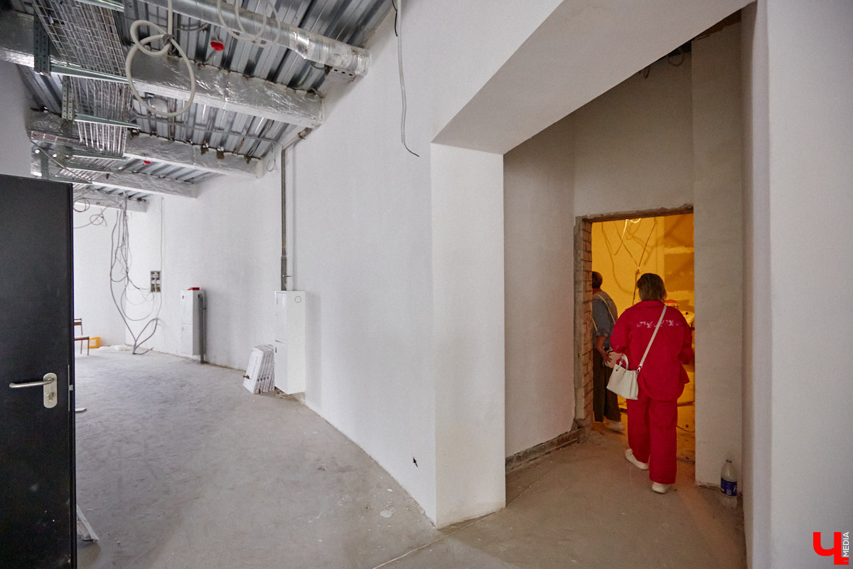 Владимирский планетарий готовится к переезду из Николо-Кремлевской церкви в здание «Звездного дома». Сейчас на финише отделочные работы в рамках первого этапа реконструкции. Впереди монтаж оборудования и обустройство купольного зала. Как сейчас выглядит будущий космический центр, выяснил «Ключ-Медиа».