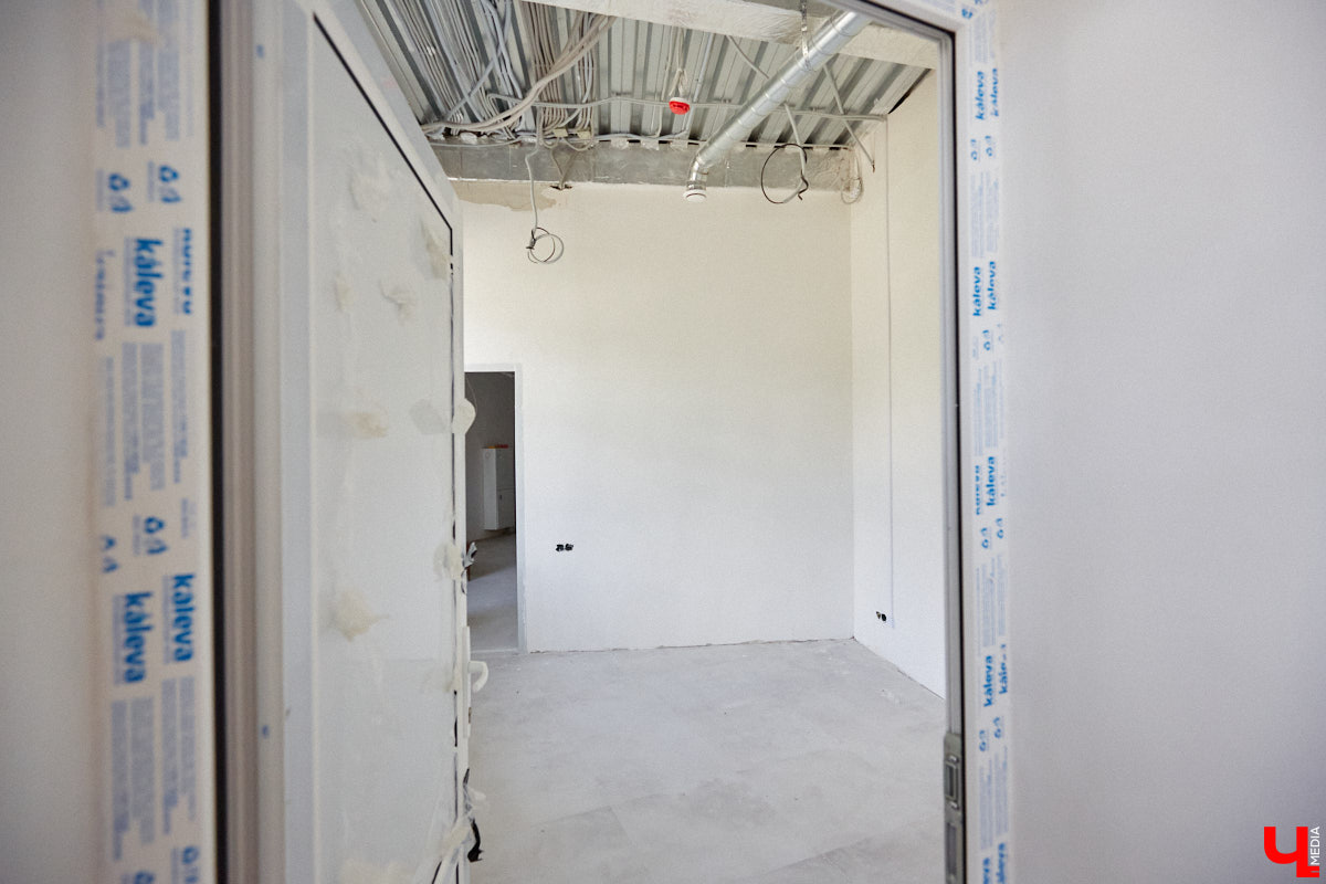 Владимирский планетарий готовится к переезду из Николо-Кремлевской церкви в здание «Звездного дома». Сейчас на финише отделочные работы в рамках первого этапа реконструкции. Впереди монтаж оборудования и обустройство купольного зала. Как сейчас выглядит будущий космический центр, выяснил «Ключ-Медиа».