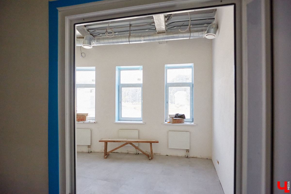 Владимирский планетарий готовится к переезду из Николо-Кремлевской церкви в здание «Звездного дома». Сейчас на финише отделочные работы в рамках первого этапа реконструкции. Впереди монтаж оборудования и обустройство купольного зала. Как сейчас выглядит будущий космический центр, выяснил «Ключ-Медиа».