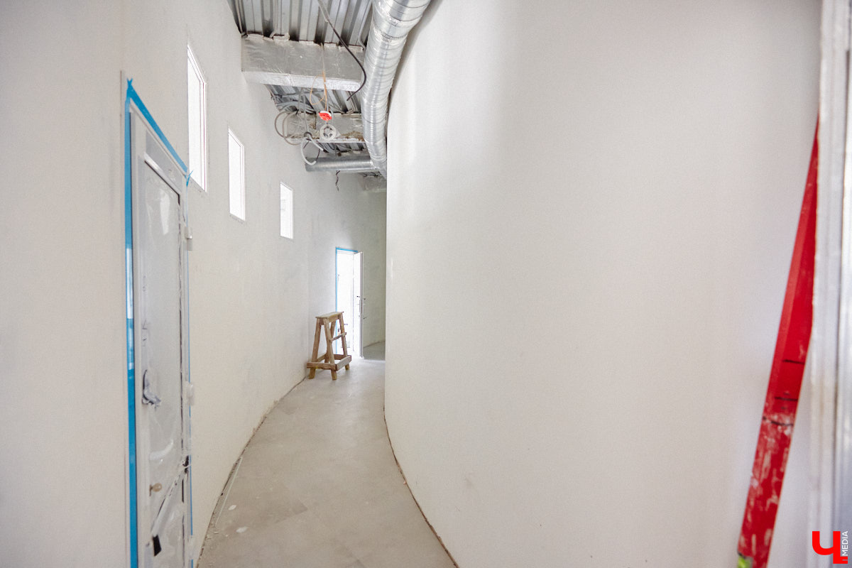 Владимирский планетарий готовится к переезду из Николо-Кремлевской церкви в здание «Звездного дома». Сейчас на финише отделочные работы в рамках первого этапа реконструкции. Впереди монтаж оборудования и обустройство купольного зала. Как сейчас выглядит будущий космический центр, выяснил «Ключ-Медиа».