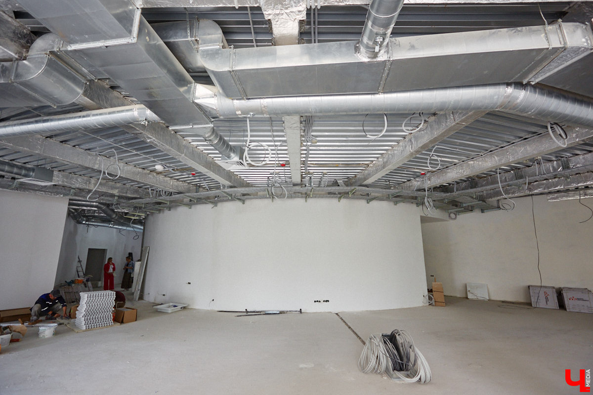 Владимирский планетарий готовится к переезду из Николо-Кремлевской церкви в здание «Звездного дома». Сейчас на финише отделочные работы в рамках первого этапа реконструкции. Впереди монтаж оборудования и обустройство купольного зала. Как сейчас выглядит будущий космический центр, выяснил «Ключ-Медиа».