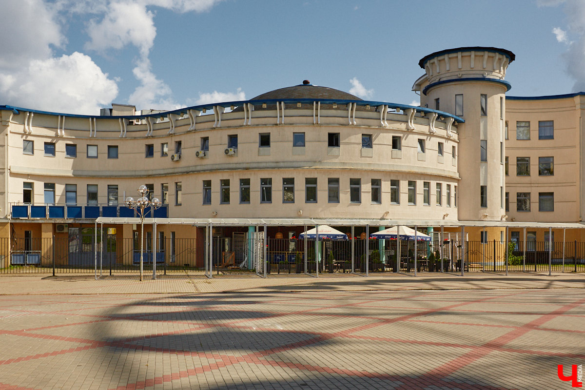 Владимирский планетарий готовится к переезду из Николо-Кремлевской церкви в здание «Звездного дома». Сейчас на финише отделочные работы в рамках первого этапа реконструкции. Впереди монтаж оборудования и обустройство купольного зала. Как сейчас выглядит будущий космический центр, выяснил «Ключ-Медиа».