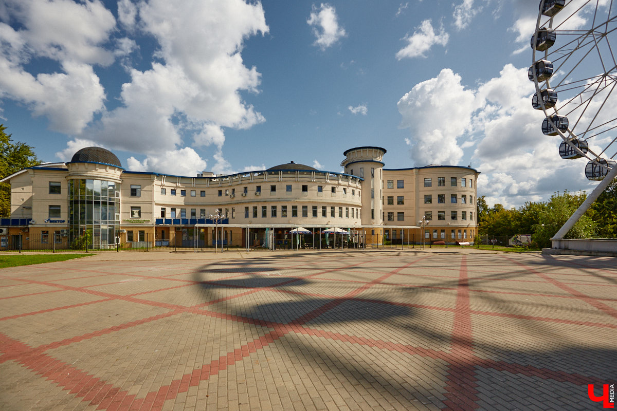 Владимирский планетарий готовится к переезду из Николо-Кремлевской церкви в здание «Звездного дома». Сейчас на финише отделочные работы в рамках первого этапа реконструкции. Впереди монтаж оборудования и обустройство купольного зала. Как сейчас выглядит будущий космический центр, выяснил «Ключ-Медиа».