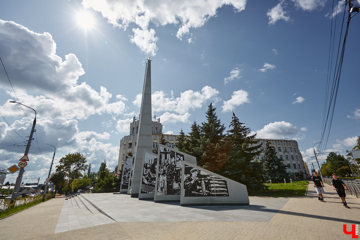 Наш любимый город снова именинник, и свое 1035-летие намерен отпраздновать с размахом. Все карты раскрыты: известно, кто станет хедлайнером и ждать ли торжественный салют. Собрали для вас всю необходимую информацию, чтобы программа Дня города не была сюрпризом, как погода.