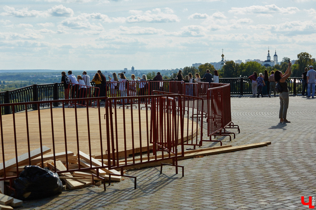 Наш любимый город снова именинник, и свое 1035-летие намерен отпраздновать с размахом. Все карты раскрыты: известно, кто станет хедлайнером и ждать ли торжественный салют. Собрали для вас всю необходимую информацию, чтобы программа Дня города не была сюрпризом, как погода.