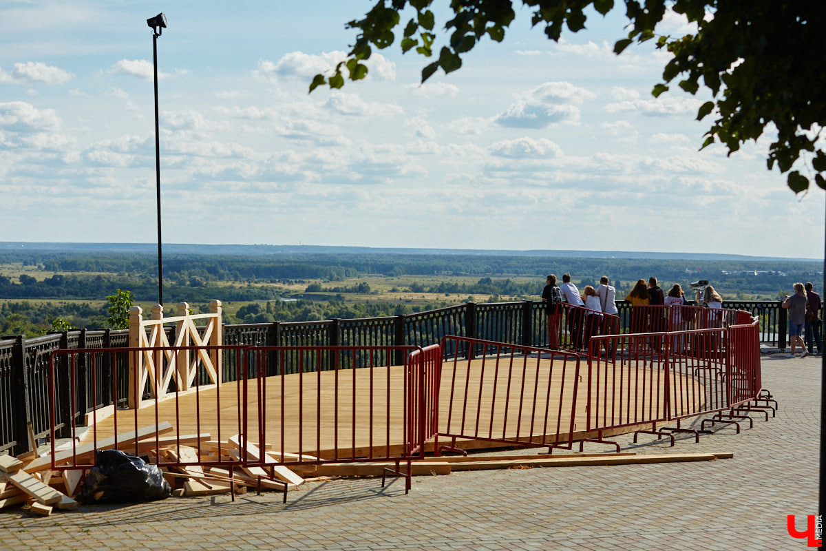 Наш любимый город снова именинник, и свое 1035-летие намерен отпраздновать с размахом. Все карты раскрыты: известно, кто станет хедлайнером и ждать ли торжественный салют. Собрали для вас всю необходимую информацию, чтобы программа Дня города не была сюрпризом, как погода.