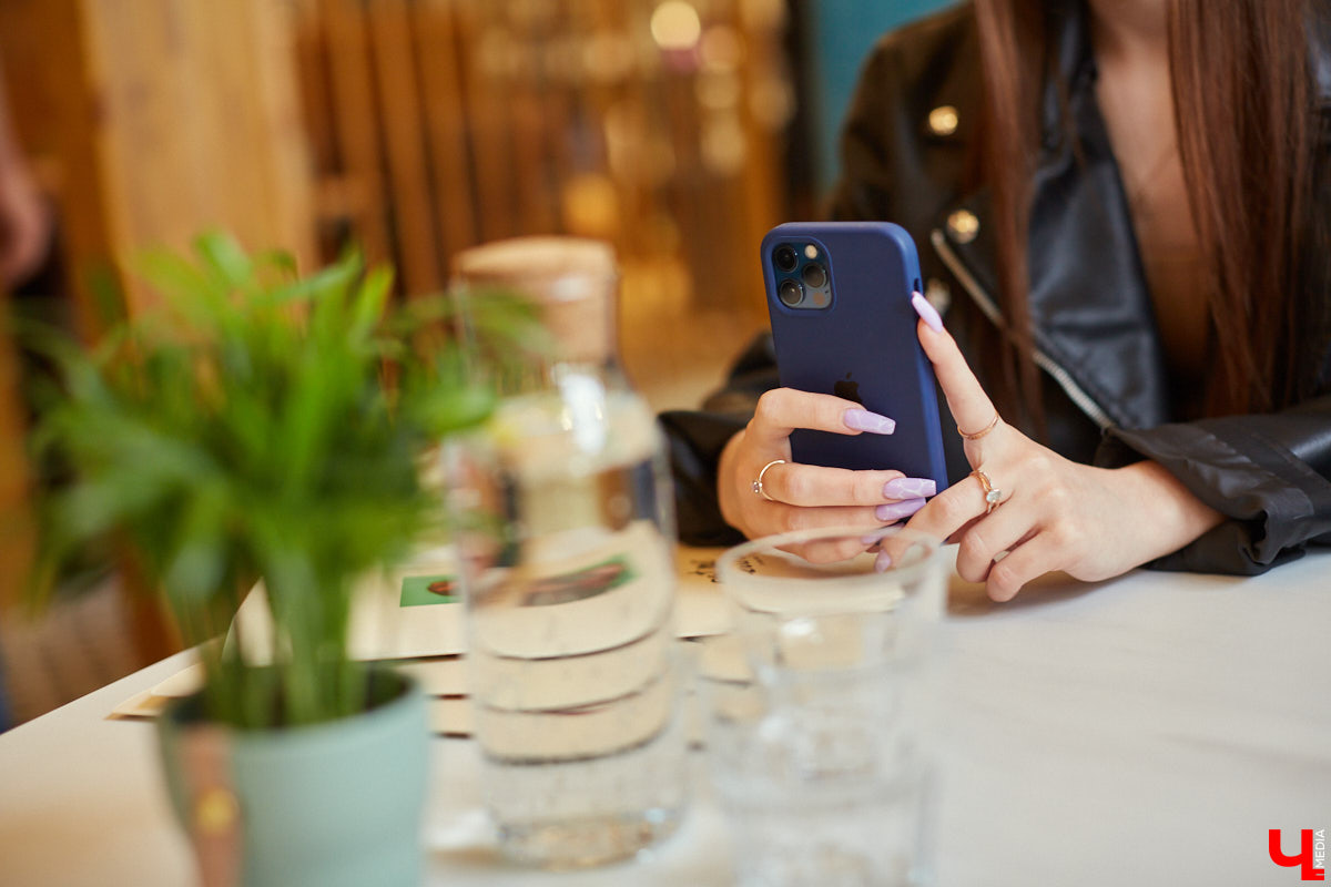 Проблема с доступом в Сеть стала актуальной для всех пользователей Владимирской области. Мобильный интернет безуспешно ловят тысячи горожан. Одним из решений призвана стать интерактивная карта со свободными зонами Wi-Fi. В каких же популярных локациях жители смогут найти бесплатную онлайн-среду?