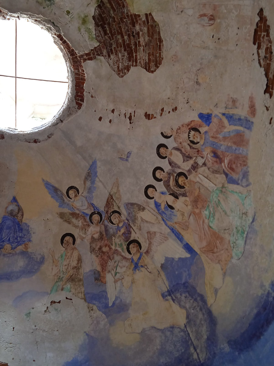 Есть во Владимирской области места с особой энергетикой. Их существование с давних времен сопровождается загадочными, даже порой пугающими легендами. Где-то земля уходит из-под ног, а где-то слышится звон оружия по ночам. Составили для вас список локаций, которые произведут впечатление на любителей острых ощущений.