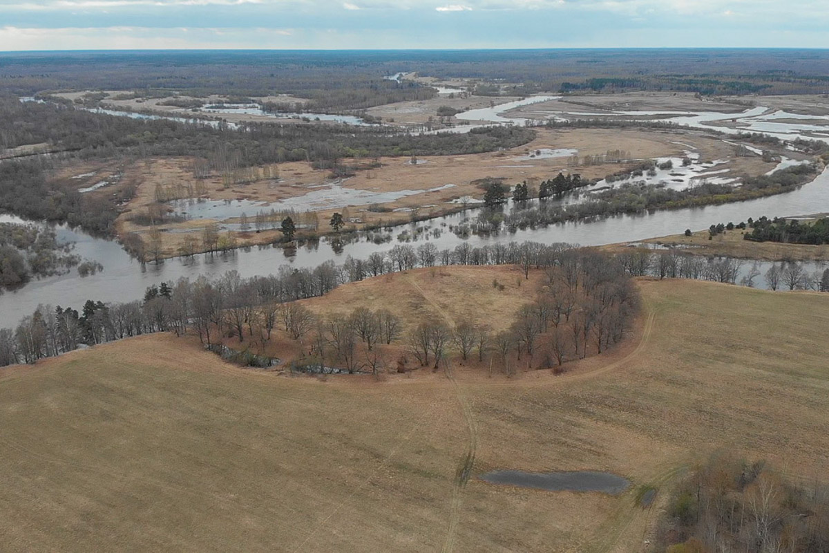 Есть во Владимирской области места с особой энергетикой. Их существование с давних времен сопровождается загадочными, даже порой пугающими легендами. Где-то земля уходит из-под ног, а где-то слышится звон оружия по ночам. Составили для вас список локаций, которые произведут впечатление на любителей острых ощущений.