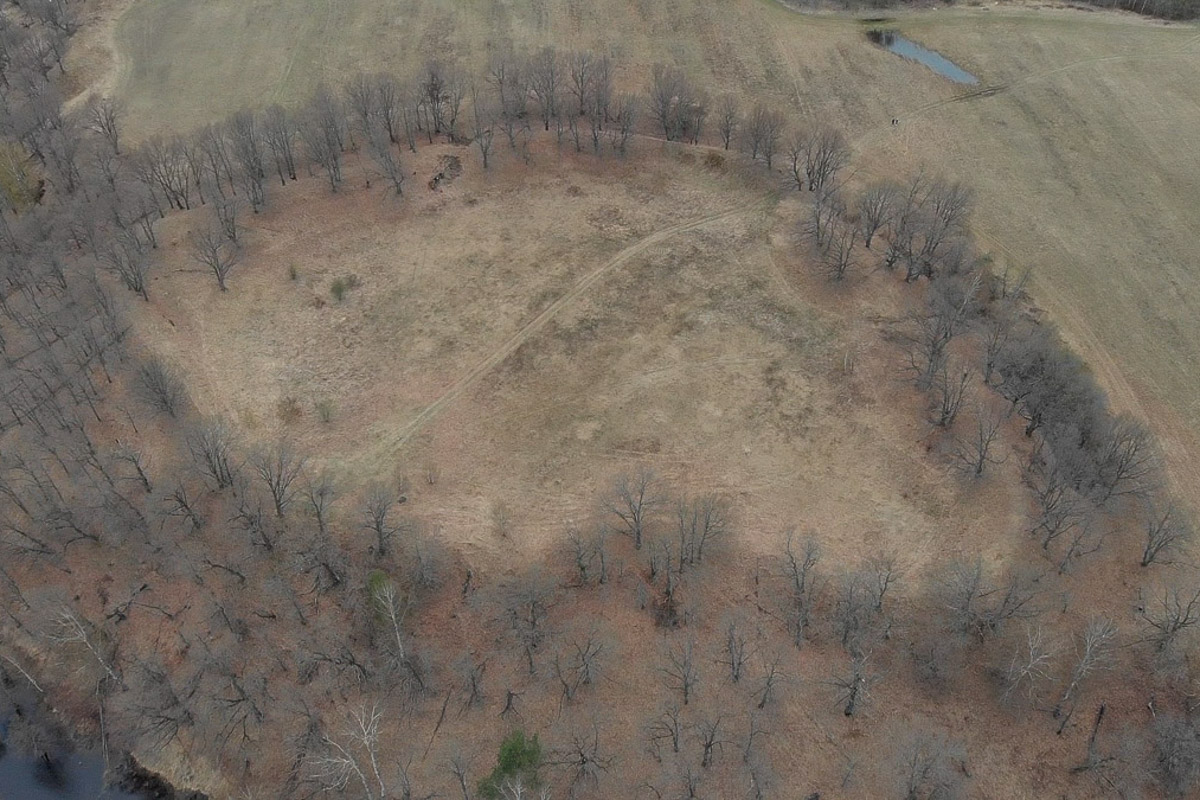 Есть во Владимирской области места с особой энергетикой. Их существование с давних времен сопровождается загадочными, даже порой пугающими легендами. Где-то земля уходит из-под ног, а где-то слышится звон оружия по ночам. Составили для вас список локаций, которые произведут впечатление на любителей острых ощущений.