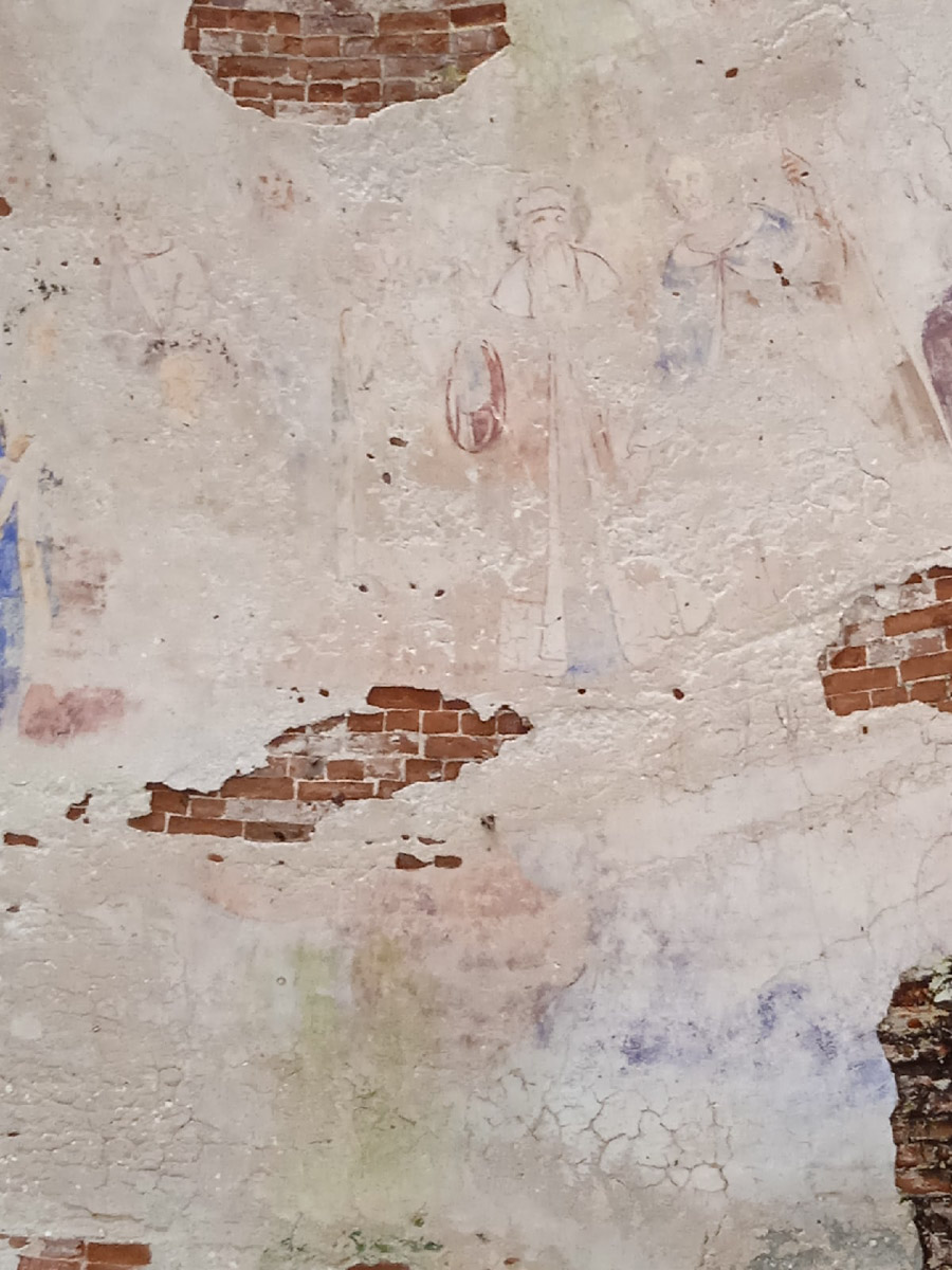 Есть во Владимирской области места с особой энергетикой. Их существование с давних времен сопровождается загадочными, даже порой пугающими легендами. Где-то земля уходит из-под ног, а где-то слышится звон оружия по ночам. Составили для вас список локаций, которые произведут впечатление на любителей острых ощущений.